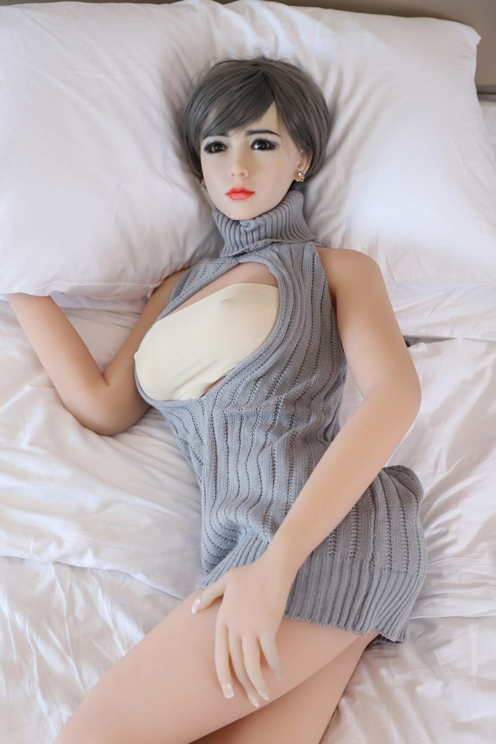 Silicone sex doll with hands in pillows